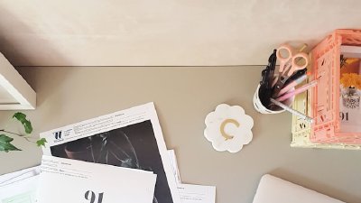 Magazin und Laptop auf einem Schreibtisch